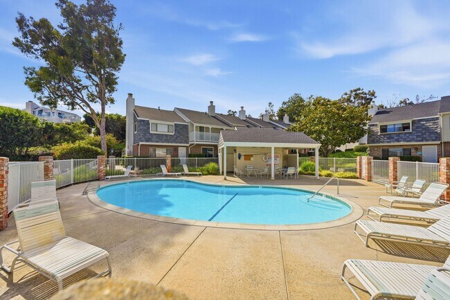 Building Photo - Remodeled 3bd/2.5bath steps from beaches, Racetrack, and Cedros Design district