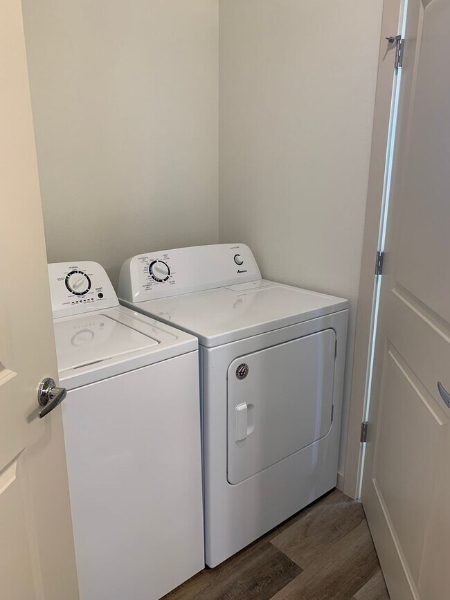 Building Photo - KINGWOOD LOFTS 1 bed, 1 bath 592 soft