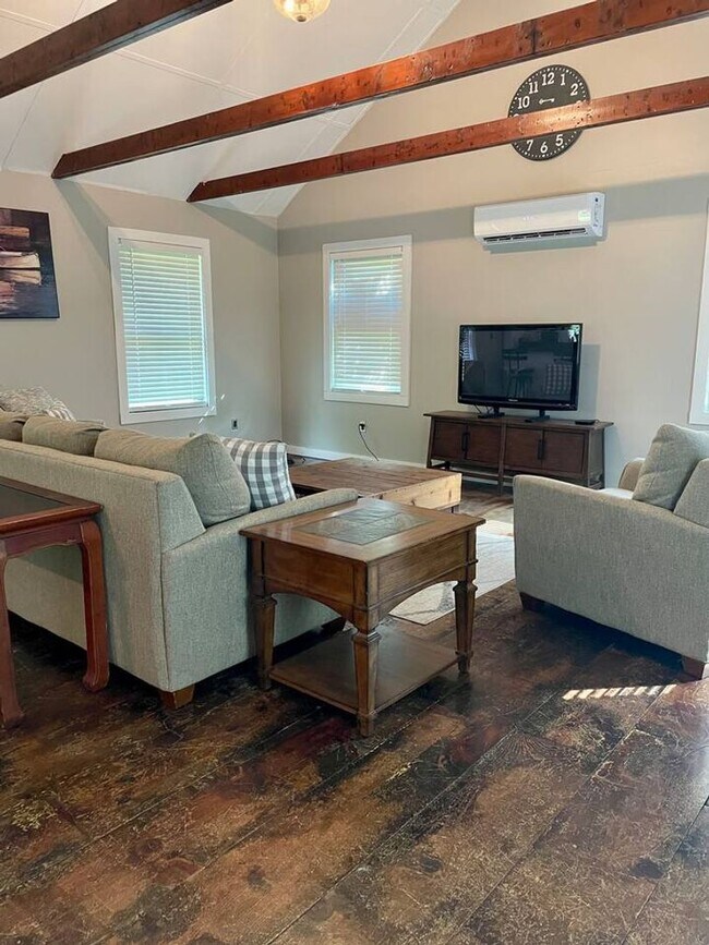 Building Photo - Cottage-style single-family home