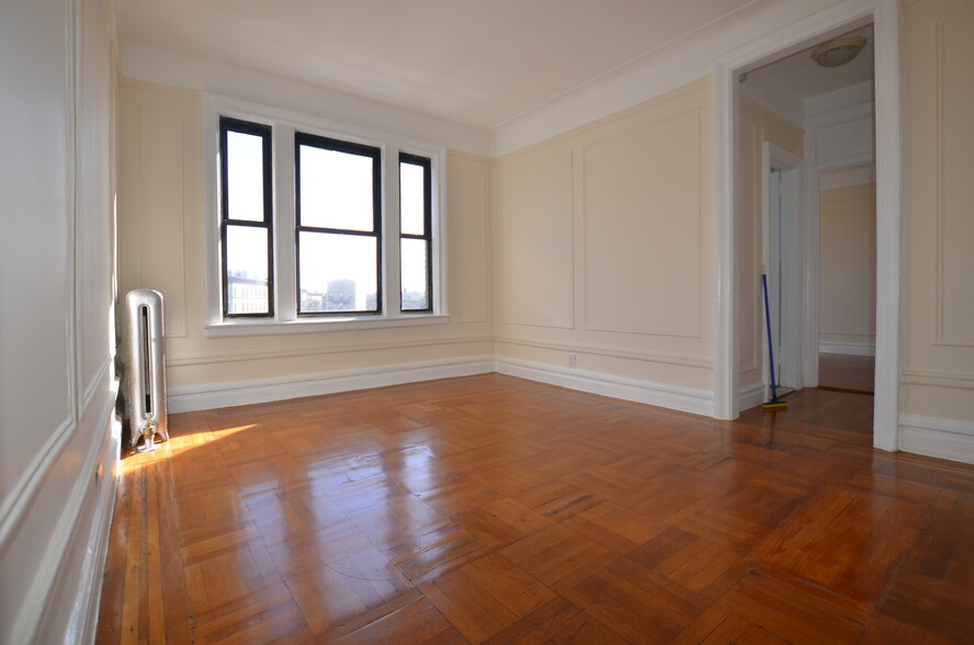Building Photo - 121 E 38th St