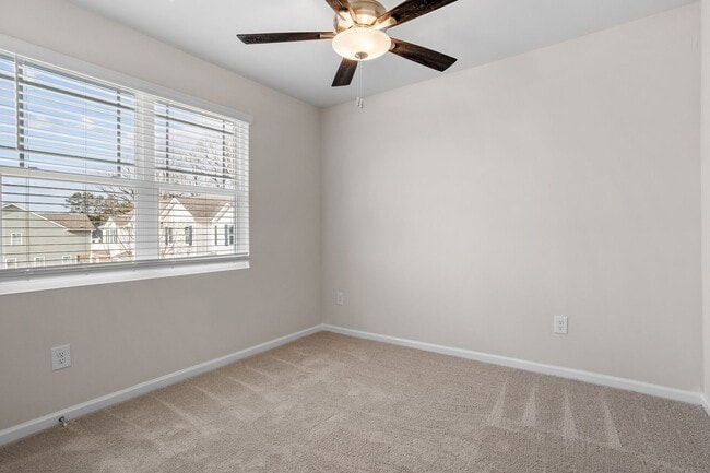 Building Photo - 3 Bd 2.5 Ba end unit townhouse