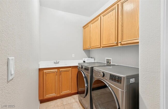 Building Photo - 233 Lynbrook St