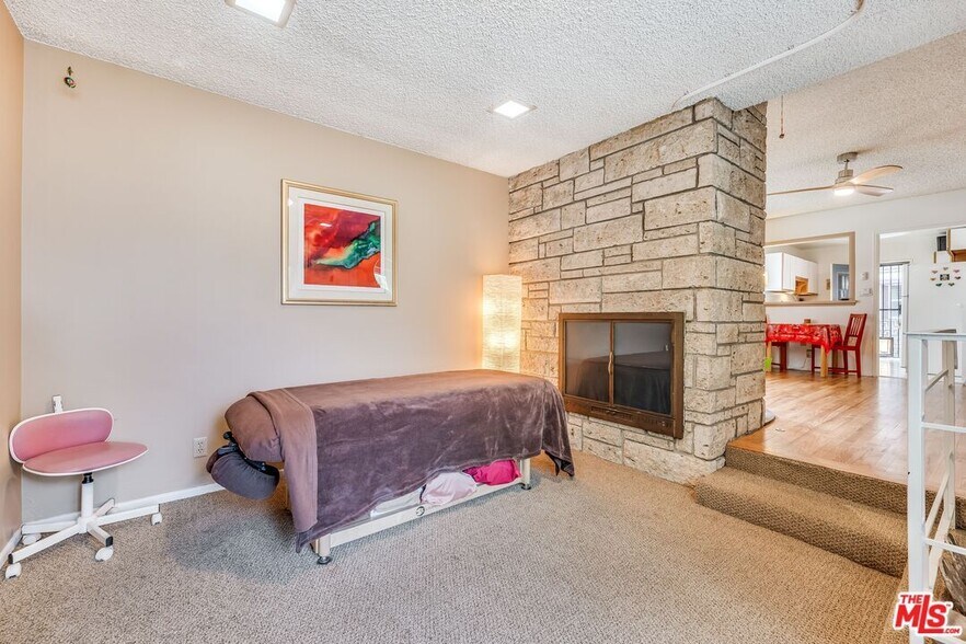 Den - 1225 N Hollywood Way