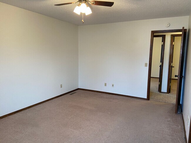 Building Photo - All brick 3 Bed, 2 Bath, 2 Car Garage Ranch