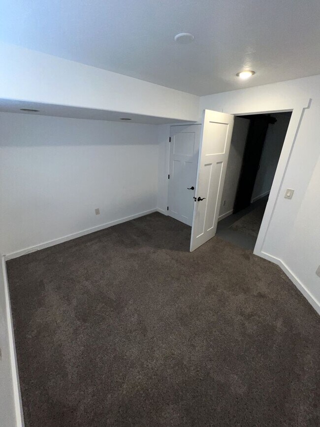 Building Photo - Spacious 6-Bedroom Home with 2 Kitchens in...