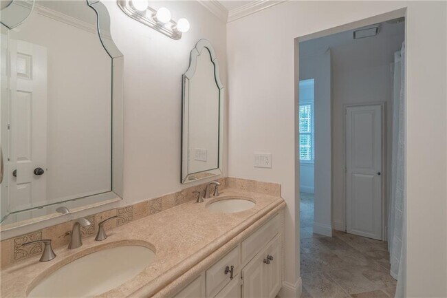 Building Photo - 530 Saddlebrook Dr