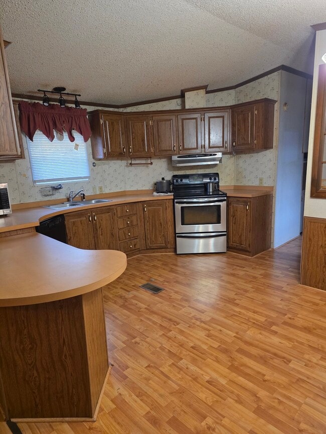 Building Photo - 144 Matthews St