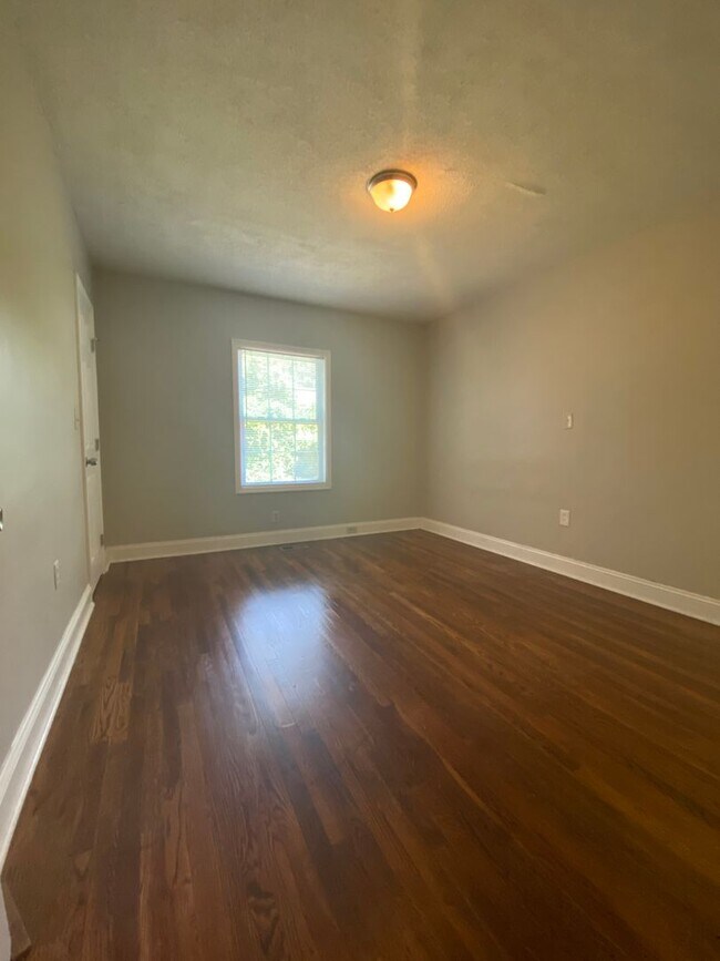 Building Photo - Charming 3 bedroom home in the heart of do...