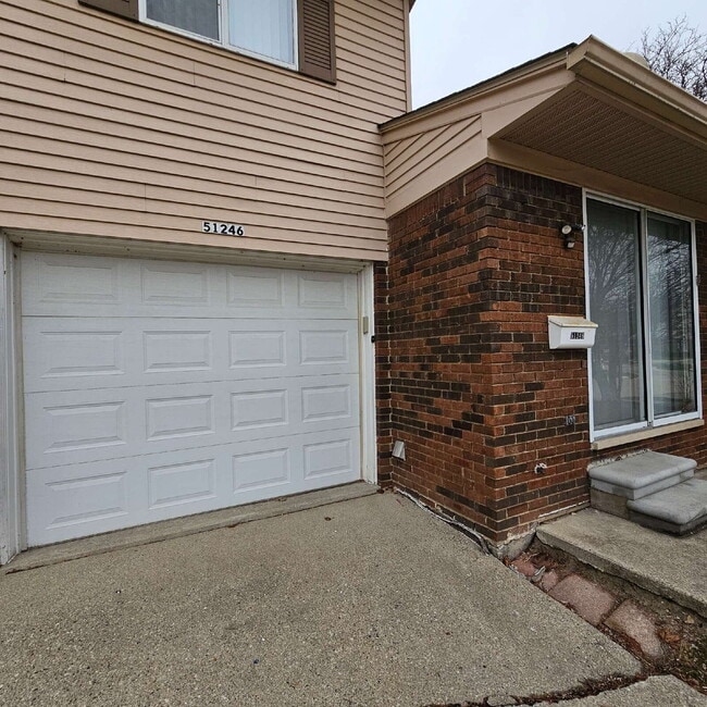 Building Photo - Updated 2 Bed Ranch Condo w/ Garage in Chesterfield, Prime Location