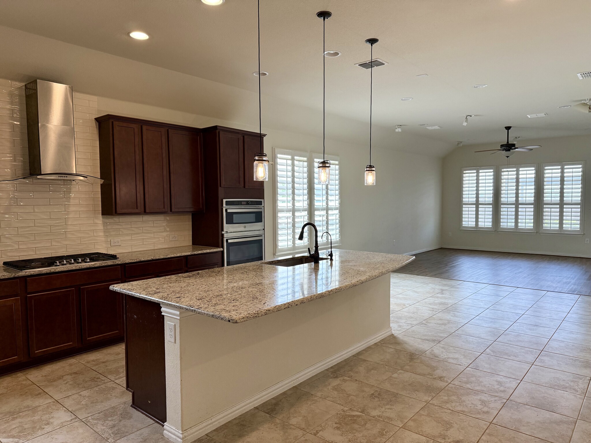 Open view of kitchen and living room - 2501 Temple Dr