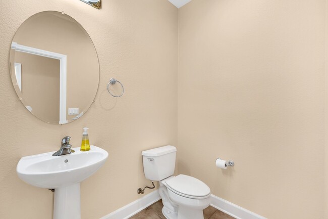 Building Photo - Gorgeous Single Story Home with a Sparklin...