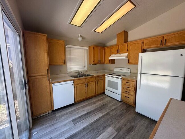 Building Photo - 1170 Forest Knoll Ct