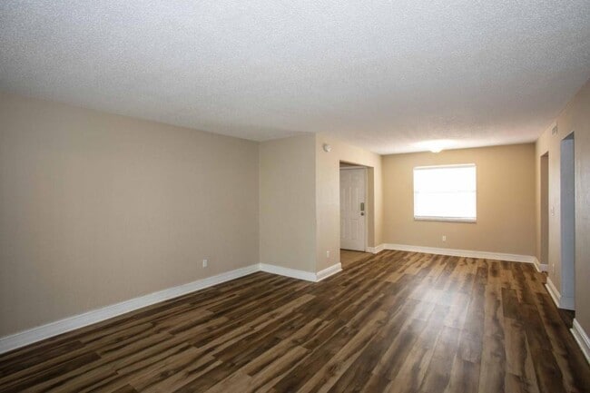 Building Photo - 200 Country Club Dr