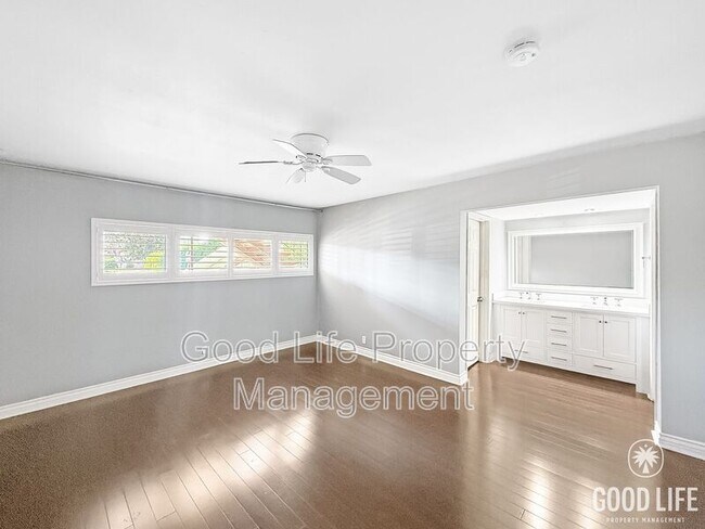 Building Photo - 2564 Navarra Dr