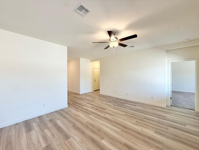 Building Photo - 634 W Red Hawk Ct