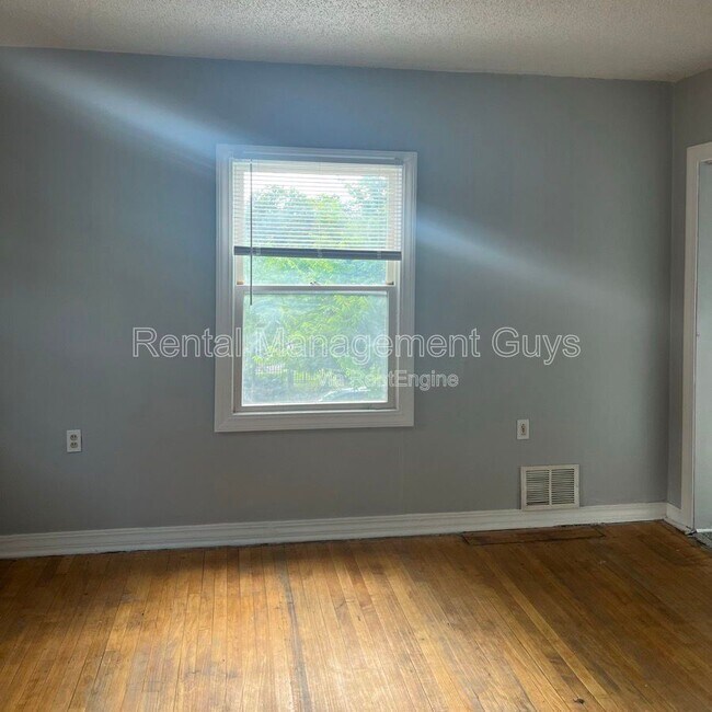 Building Photo - 2110 Fremont Ave N