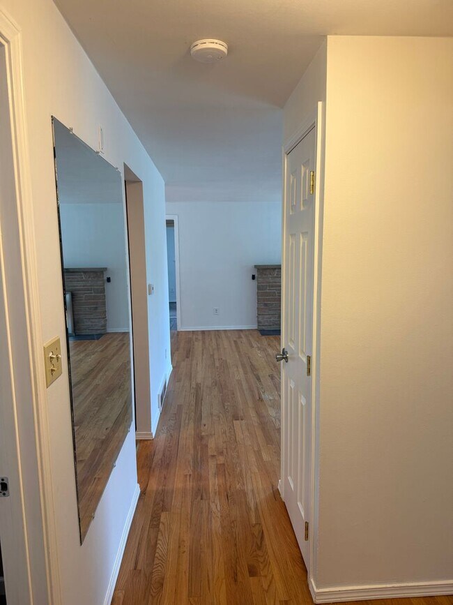 Building Photo - $3900.00 3 Bedroom 2.5 Bath Modern Style Home in Kirkland