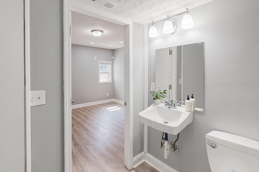 Building Photo - 1963 Overton Trl