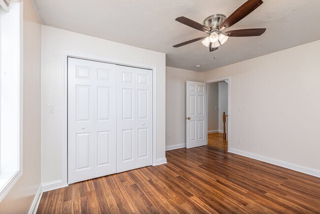 Building Photo - 12 Woodbury Ct