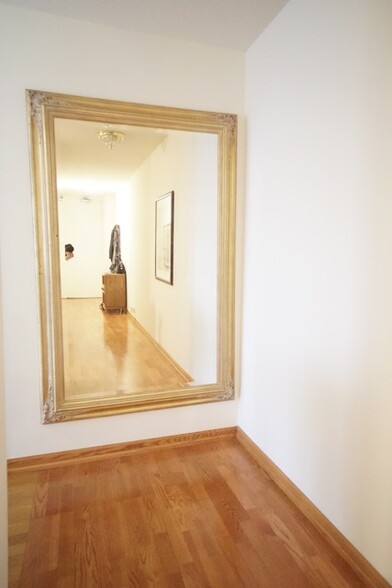 Entry hall with loads of closet space - 405 N WABASH Ave