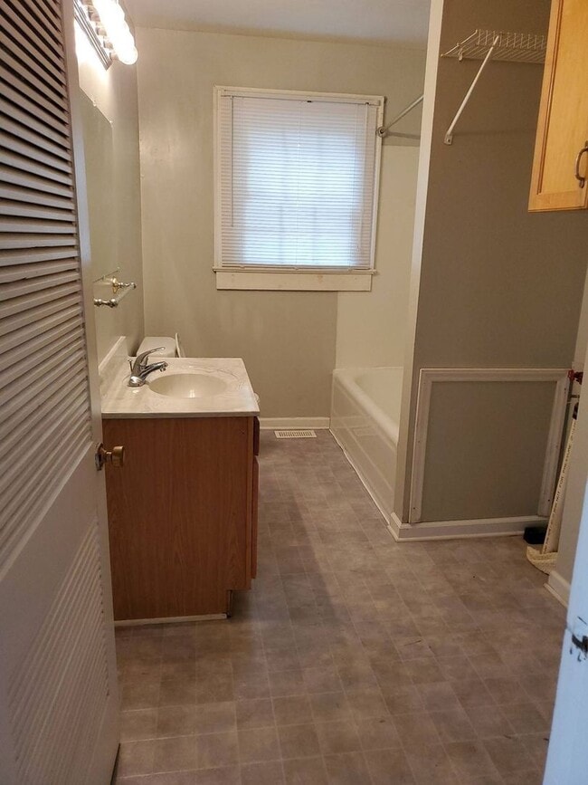 Building Photo - Great older home in Gastonia near Westfield Mall and Hospital