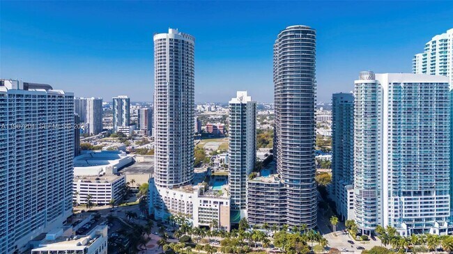 Building Photo - 1750 N Bayshore Dr