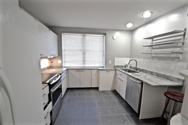 Building Photo - 258 Jackson St