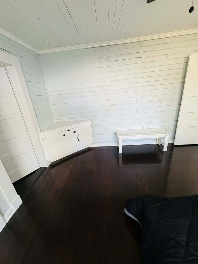 Building Photo - Stunning Renovated 3bedroom 2.5 bathroom Cottage