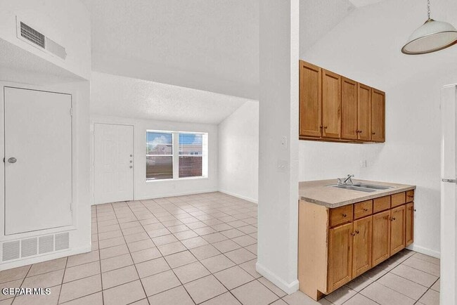 Building Photo - 1921 Lake Omega St