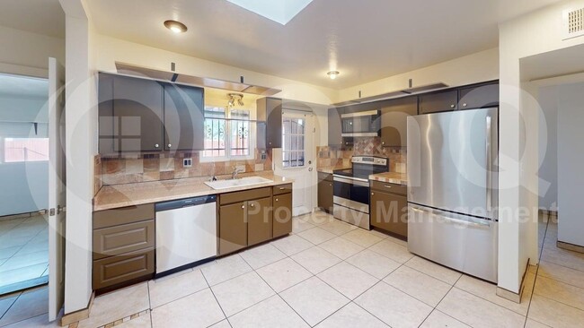 Building Photo - 1132 W Knox Pl