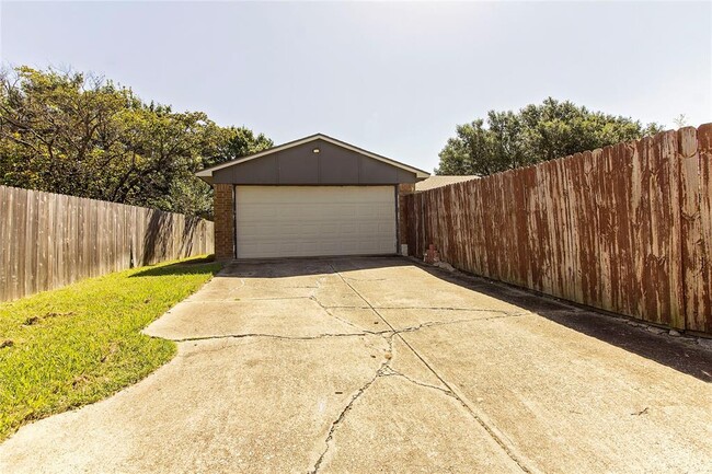 Building Photo - 3321 Pinion Dr
