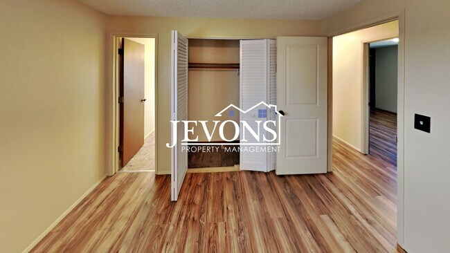 Building Photo - $900 Rent Credit | 3-bedroom single-family home near Randall Park with access to schools, shoppin...