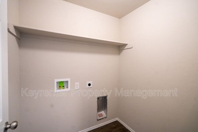 Building Photo - 1317 S Silver Dr