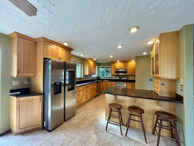 Building Photo - 3 Bedroom Home on Two Acres