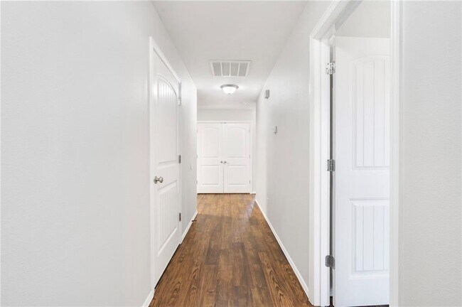 Building Photo - 103 Foxglove St