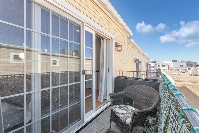 Building Photo - 394 W 2nd St