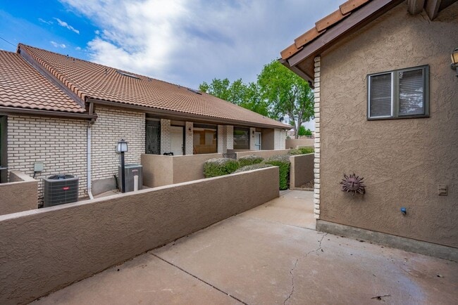 Building Photo - Spacious Updated Townhome in Downtown St. ...