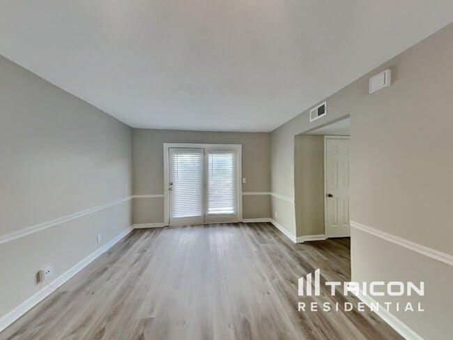 Building Photo - 5029 English Village Dr