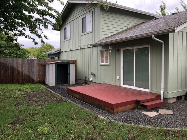 Building Photo - Completely updated 3 bedroom 1 bath duplex!