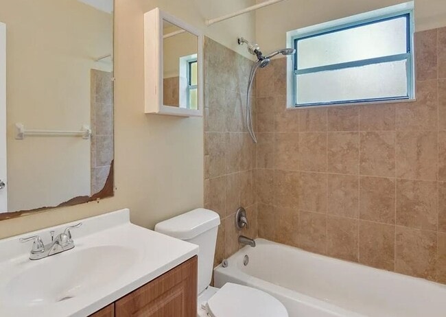 Building Photo - 2/2 w/ office & Flex Space Lakewood Park Home!