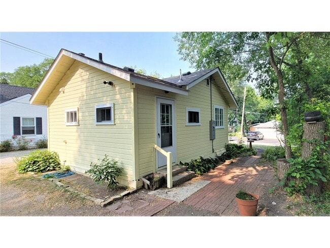 Building Photo - 2335 Hemlock Ln N