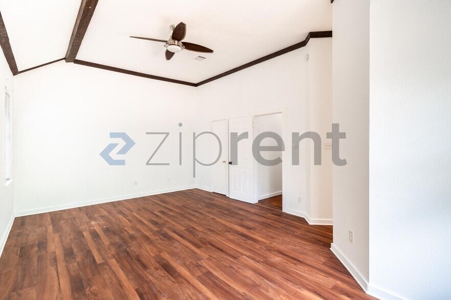 Building Photo - Unit