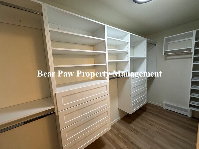 Building Photo - Spacious 4-Bed, 4.5-Bath Retreat in with B...