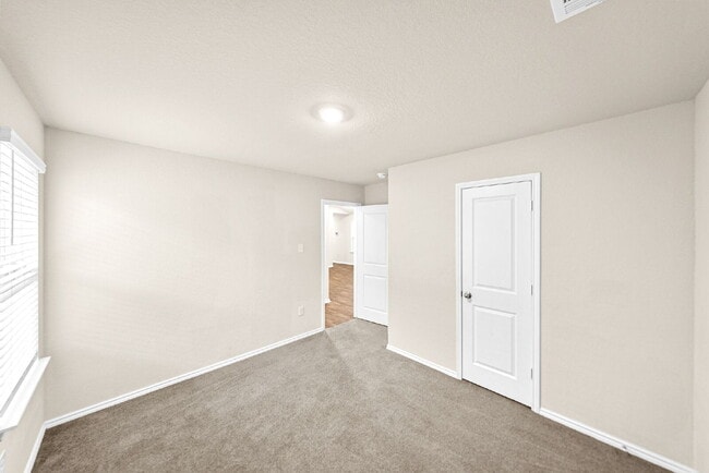 Building Photo - 2 Weeks FREE RENT with 12 Month Lease. 1 Month FREE with 18 Month Lease