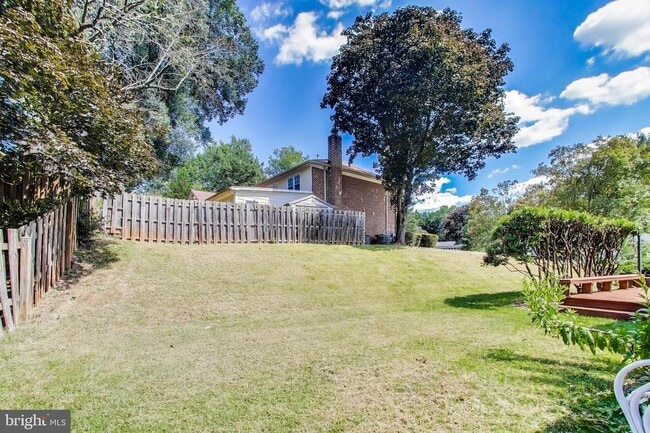 Building Photo - 1718 Crestview Dr