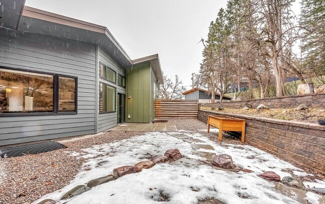 Building Photo - Beautiful Modern Condo in Rattlesnake