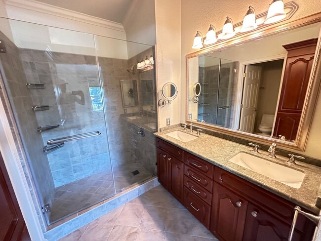 Building Photo - 3 Bed 2.5 Bath Townhouse W/ Garage
