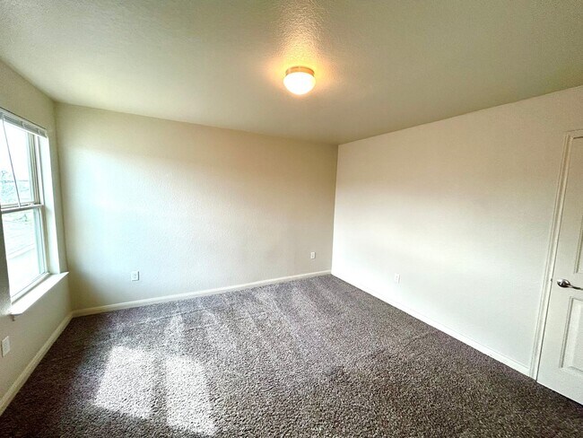 Building Photo - *MOVE IN SPECIAL* Comfort & Convenience – 2-Story Home with Fenced Backyard!