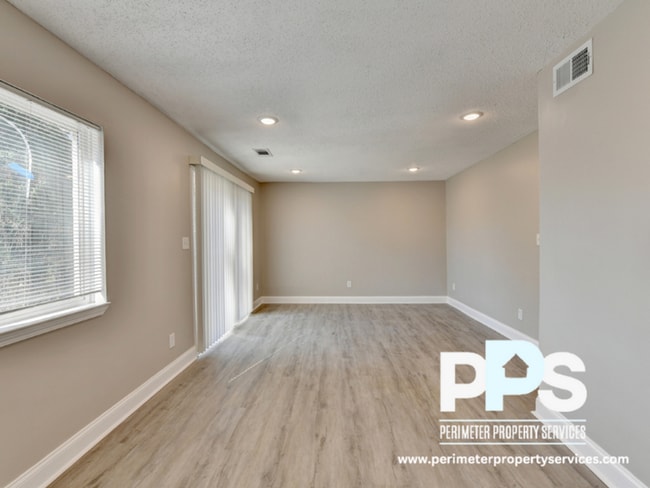 Building Photo - 390 W Lake Ave NW