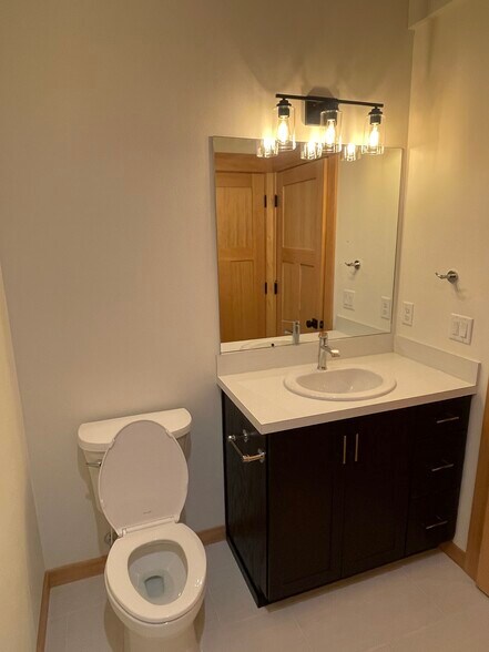 Building Photo - 533 4th Ave SW